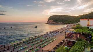 Отель Hotel Savojo Петровац Трехместный номер-студио с балконом с видом на море-1